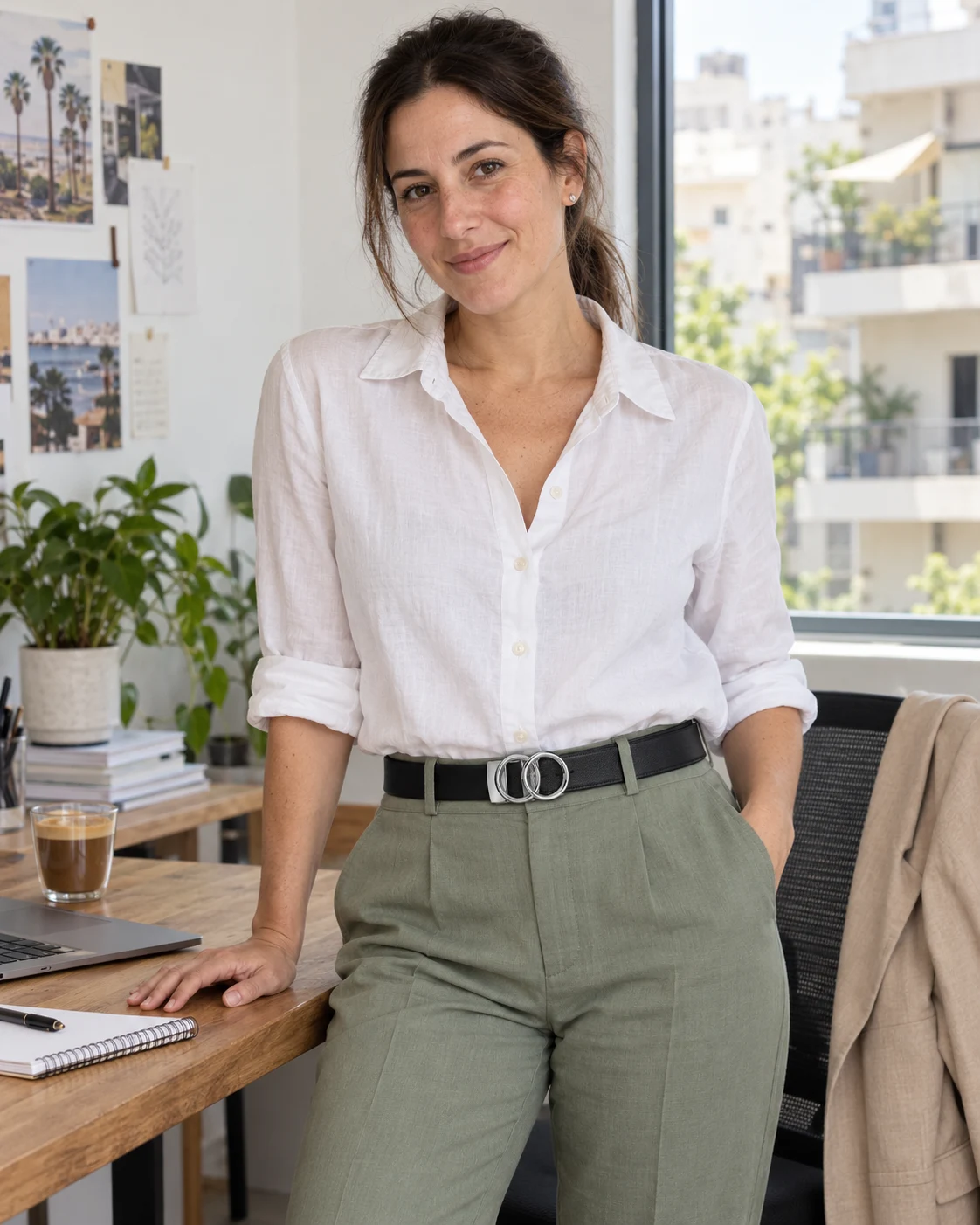 המחשת לוק לעבודה: חגורת עדי עם אבזם בגוון כסף, חולצה לבנה ומכנסיים מחויטים בגוון מרווה